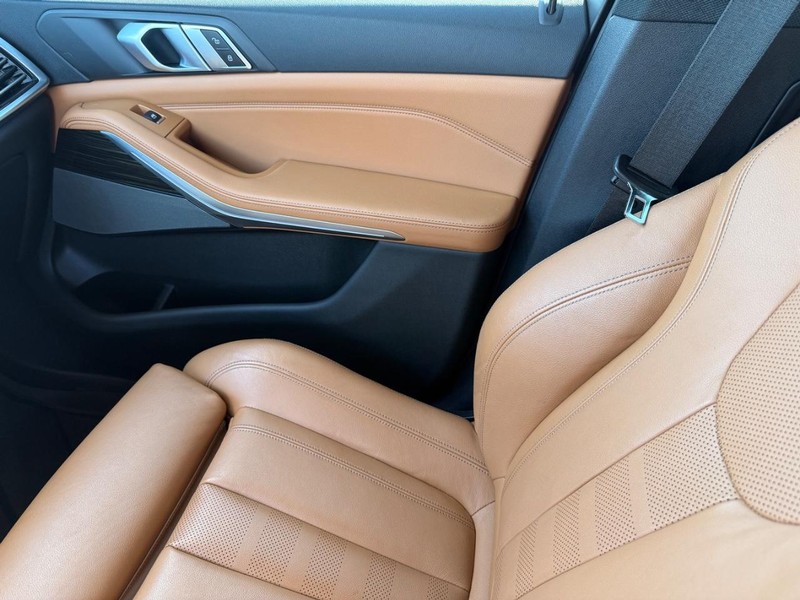 BMW X5 Vehicle Full-screen Gallery Image 29