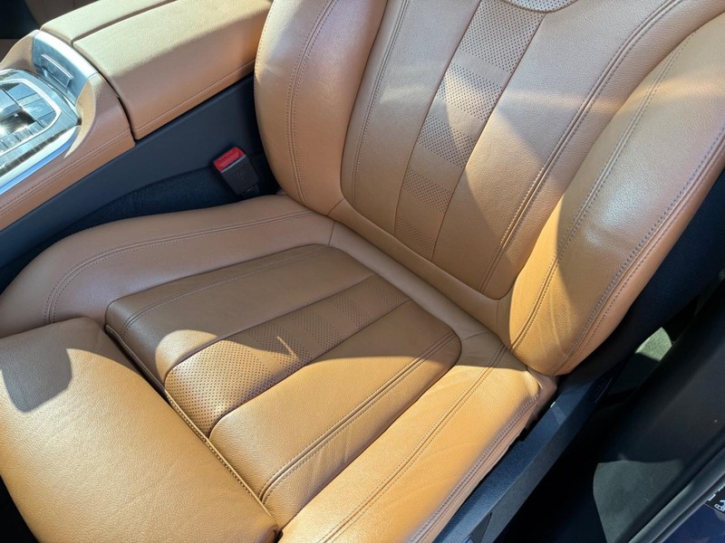 BMW X5 Vehicle Full-screen Gallery Image 33