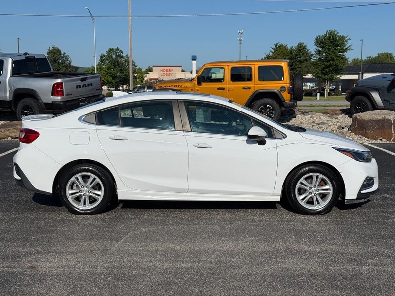 Chevrolet Cruze Vehicle Full-screen Gallery Image 2