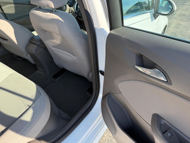 Chevrolet Cruze Vehicle Full-screen Gallery Image 11