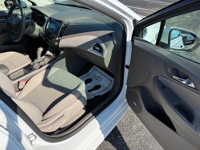 Chevrolet Cruze Vehicle Full-screen Gallery Image 15