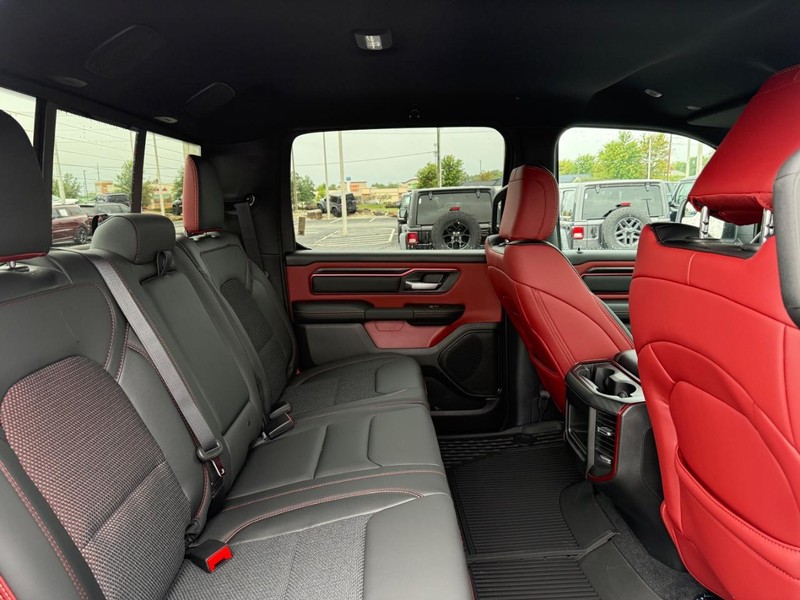 Ram 1500 Vehicle Full-screen Gallery Image 11