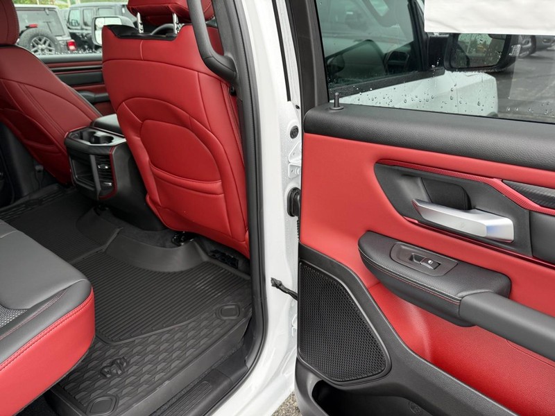 Ram 1500 Vehicle Full-screen Gallery Image 12