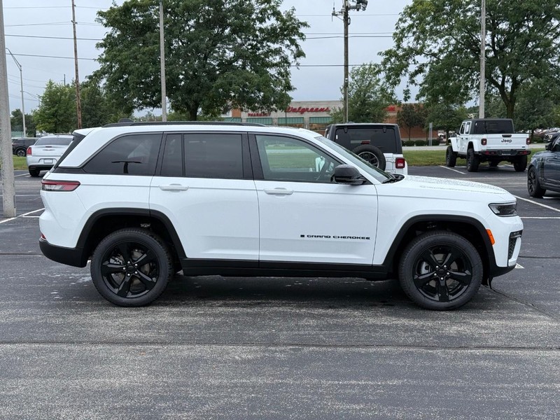 Jeep Grand Cherokee Vehicle Full-screen Gallery Image 2