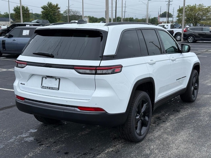 Jeep Grand Cherokee Vehicle Full-screen Gallery Image 3