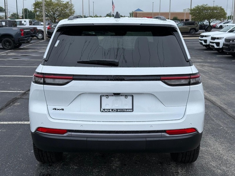 Jeep Grand Cherokee Vehicle Full-screen Gallery Image 4