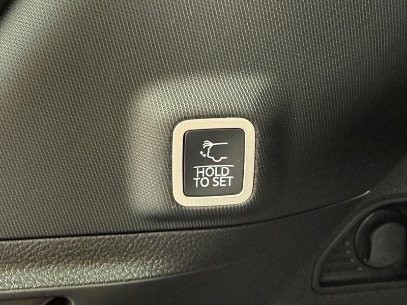 Jeep Grand Cherokee Vehicle Full-screen Gallery Image 8