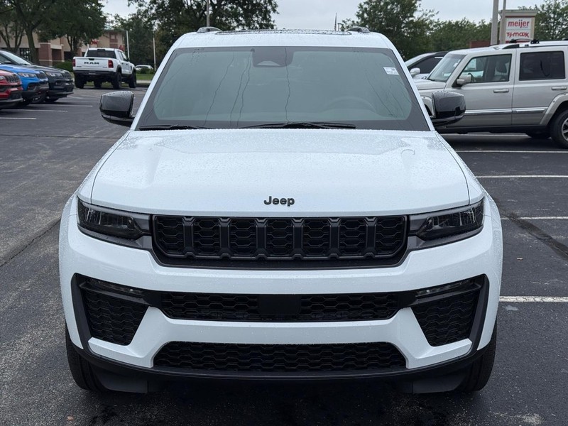 Jeep Grand Cherokee Vehicle Full-screen Gallery Image 11