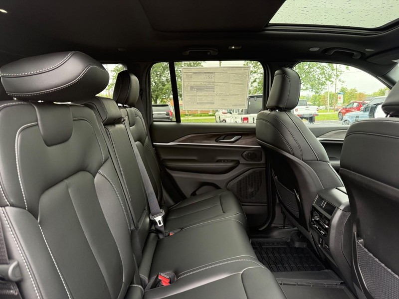 Jeep Grand Cherokee Vehicle Full-screen Gallery Image 12
