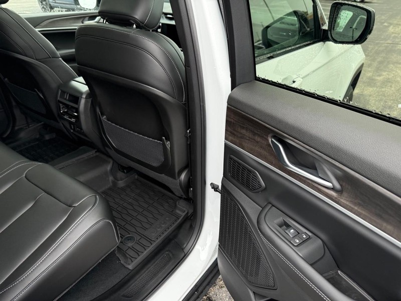 Jeep Grand Cherokee Vehicle Full-screen Gallery Image 13