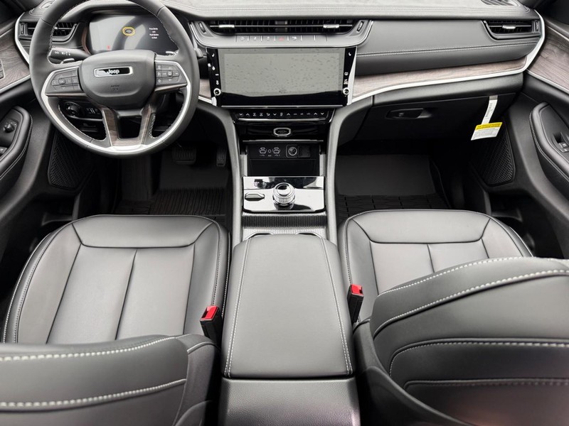 Jeep Grand Cherokee Vehicle Full-screen Gallery Image 15