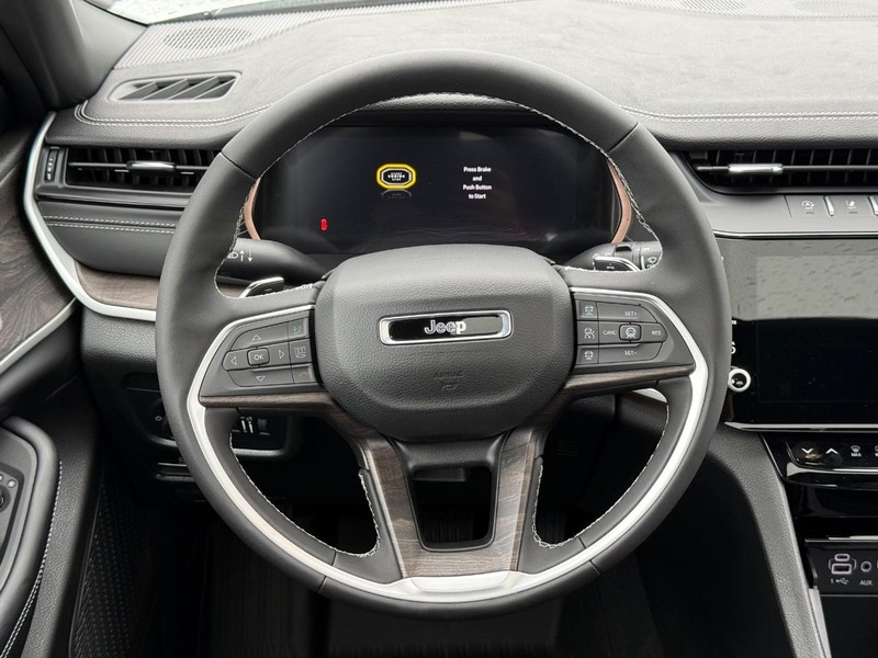 Jeep Grand Cherokee Vehicle Full-screen Gallery Image 16