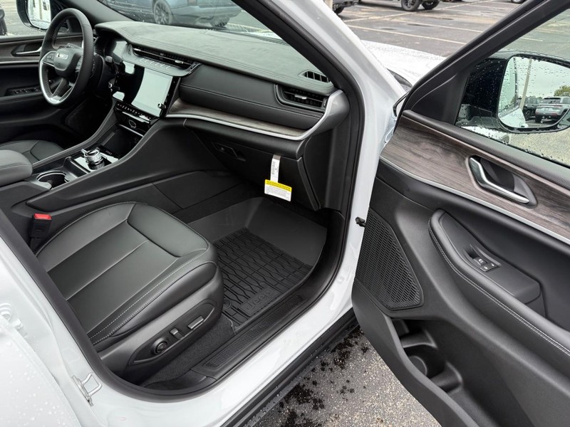 Jeep Grand Cherokee Vehicle Full-screen Gallery Image 17