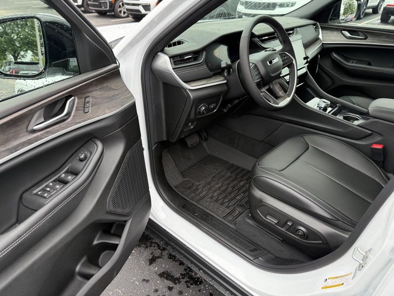 Jeep Grand Cherokee Vehicle Full-screen Gallery Image 19