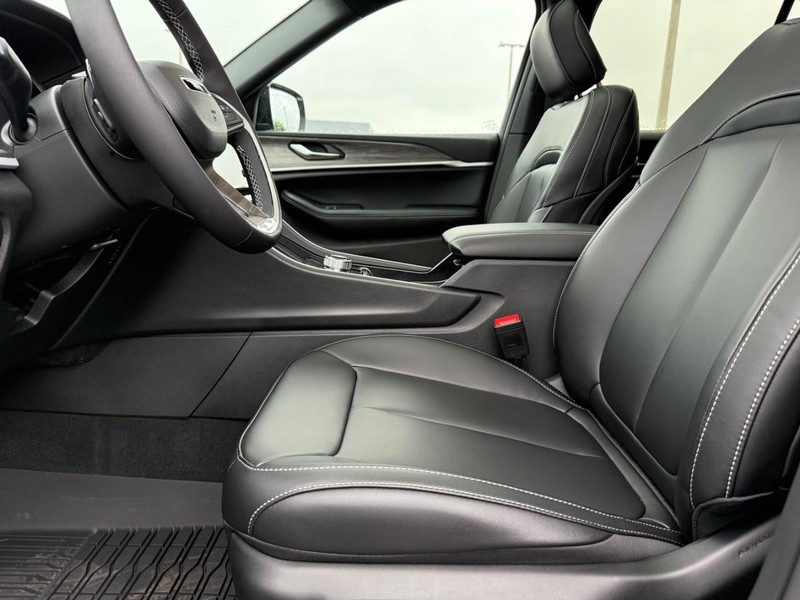 Jeep Grand Cherokee Vehicle Full-screen Gallery Image 20