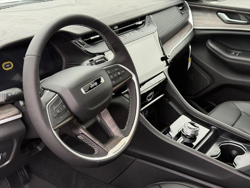 Jeep Grand Cherokee Vehicle Full-screen Gallery Image 21