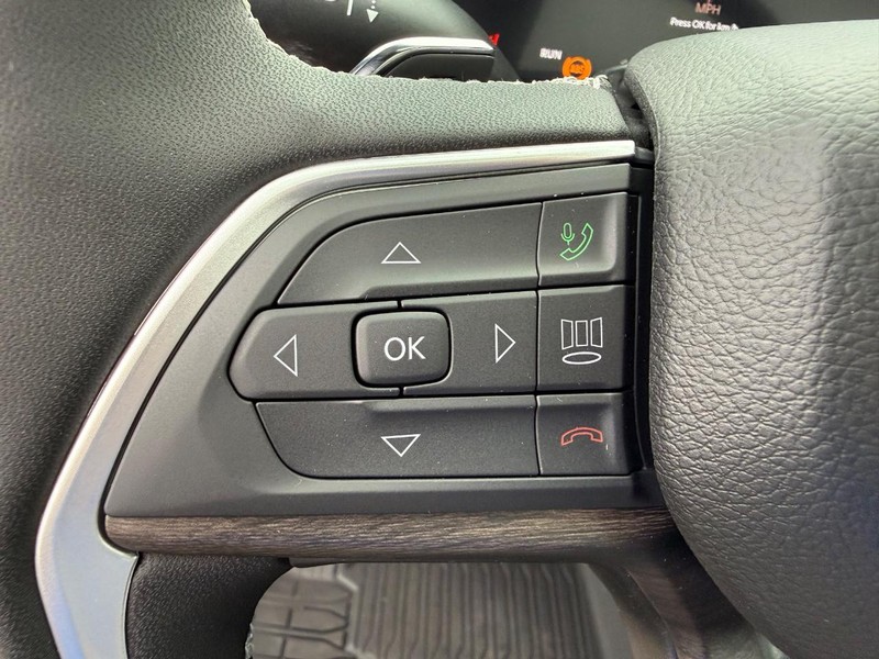 Jeep Grand Cherokee Vehicle Full-screen Gallery Image 22