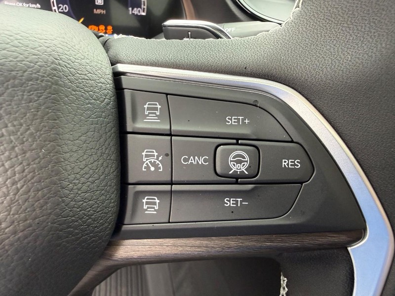 Jeep Grand Cherokee Vehicle Full-screen Gallery Image 23