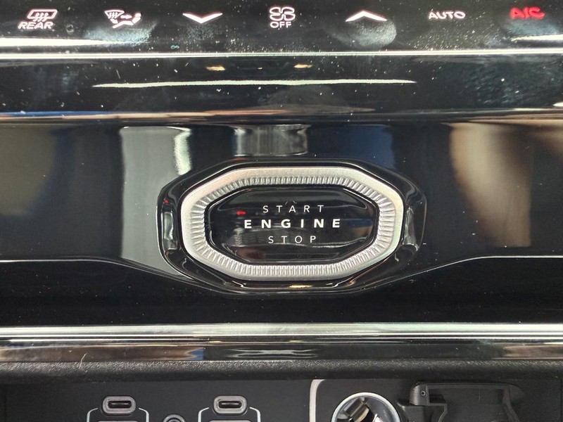 Jeep Grand Cherokee Vehicle Full-screen Gallery Image 24