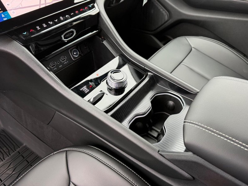 Jeep Grand Cherokee Vehicle Full-screen Gallery Image 27