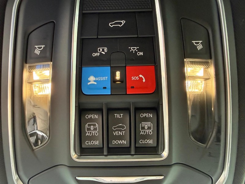 Jeep Grand Cherokee Vehicle Full-screen Gallery Image 29