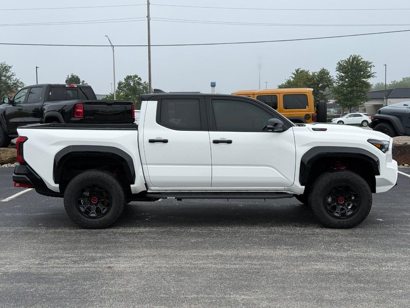 Toyota Tacoma 4WD Vehicle Full-screen Gallery Image 2