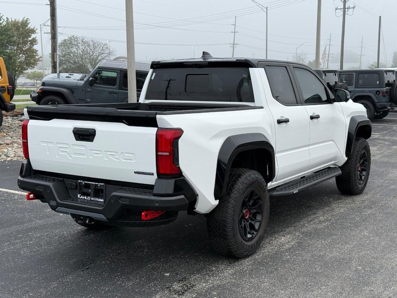 Toyota Tacoma 4WD Vehicle Full-screen Gallery Image 3