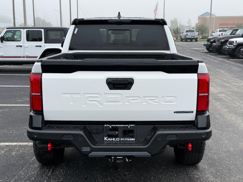 Toyota Tacoma 4WD Vehicle Full-screen Gallery Image 4