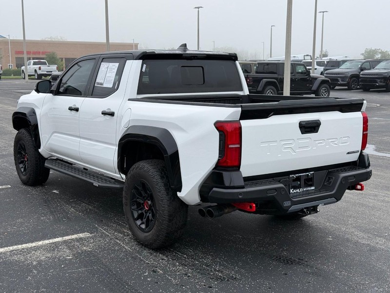 Toyota Tacoma 4WD Vehicle Full-screen Gallery Image 5