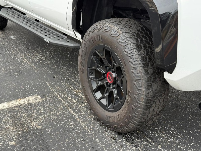Toyota Tacoma 4WD Vehicle Full-screen Gallery Image 6