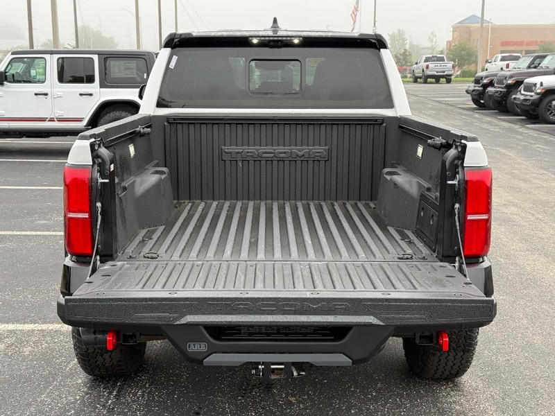 Toyota Tacoma 4WD Vehicle Full-screen Gallery Image 7