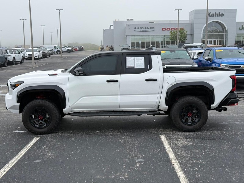 Toyota Tacoma 4WD Vehicle Full-screen Gallery Image 8