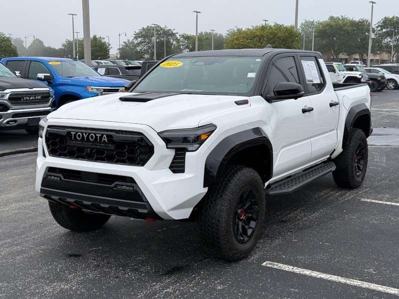 Toyota Tacoma 4WD Vehicle Full-screen Gallery Image 9