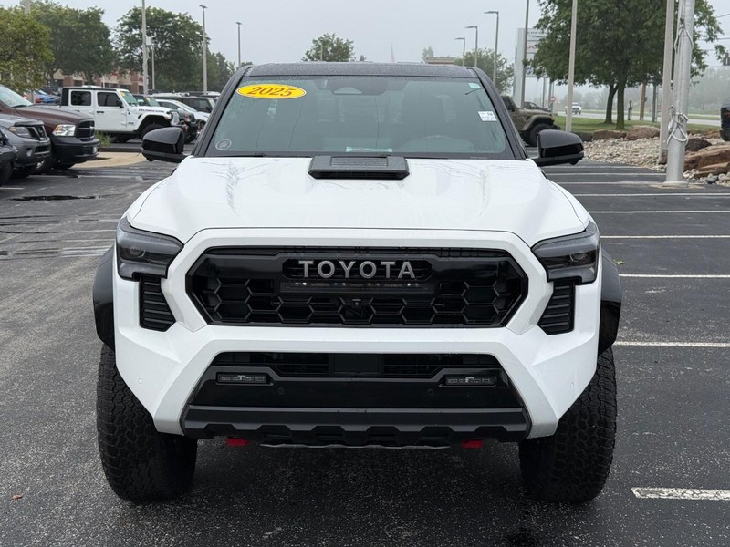 Toyota Tacoma 4WD Vehicle Full-screen Gallery Image 10