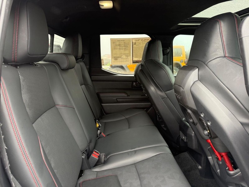 Toyota Tacoma 4WD Vehicle Full-screen Gallery Image 11