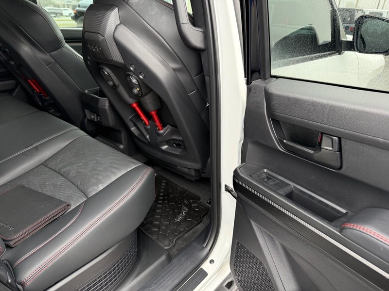 Toyota Tacoma 4WD Vehicle Full-screen Gallery Image 12