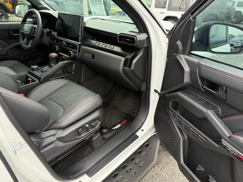 Toyota Tacoma 4WD Vehicle Full-screen Gallery Image 16