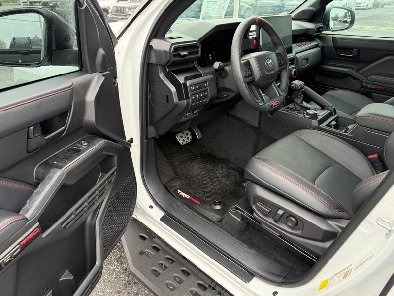 Toyota Tacoma 4WD Vehicle Full-screen Gallery Image 18