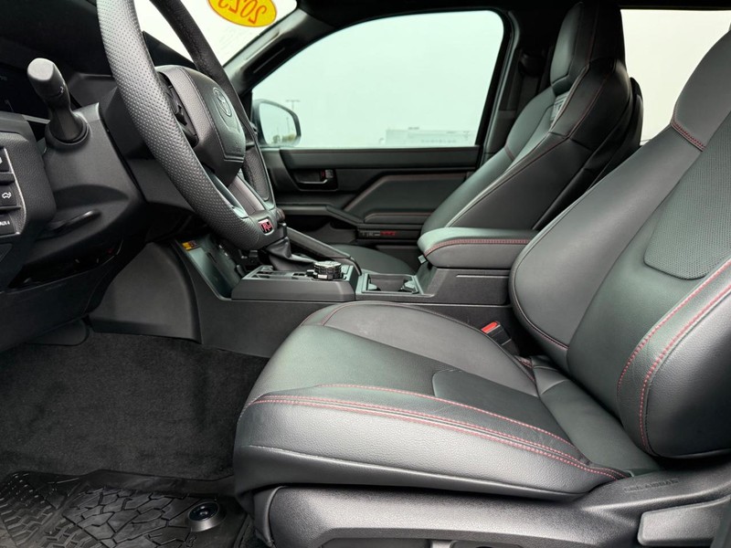 Toyota Tacoma 4WD Vehicle Full-screen Gallery Image 19