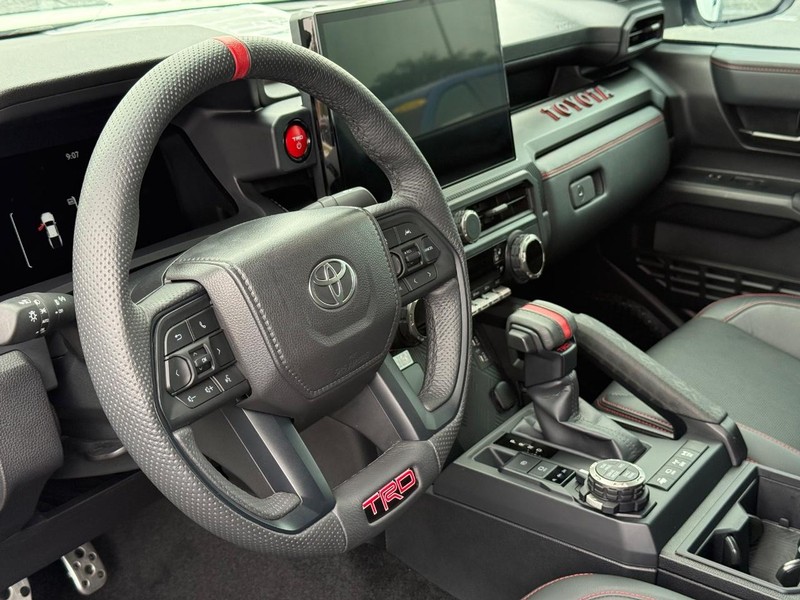 Toyota Tacoma 4WD Vehicle Full-screen Gallery Image 20