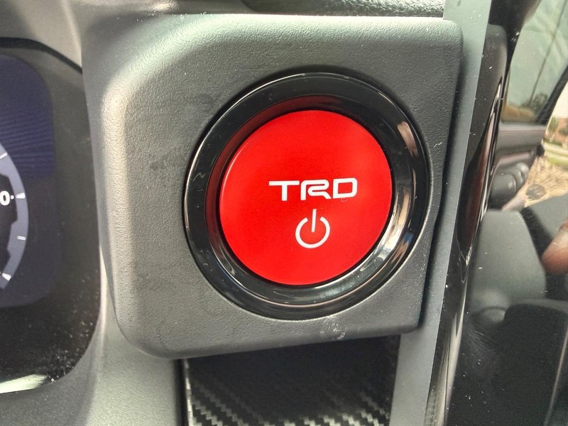 Toyota Tacoma 4WD Vehicle Full-screen Gallery Image 23