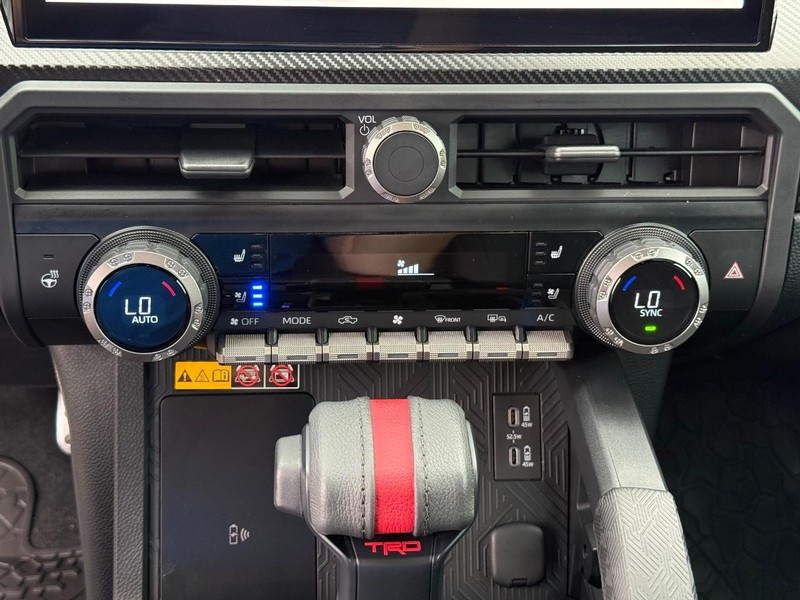 Toyota Tacoma 4WD Vehicle Full-screen Gallery Image 27
