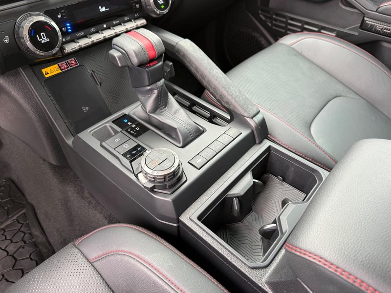 Toyota Tacoma 4WD Vehicle Full-screen Gallery Image 28