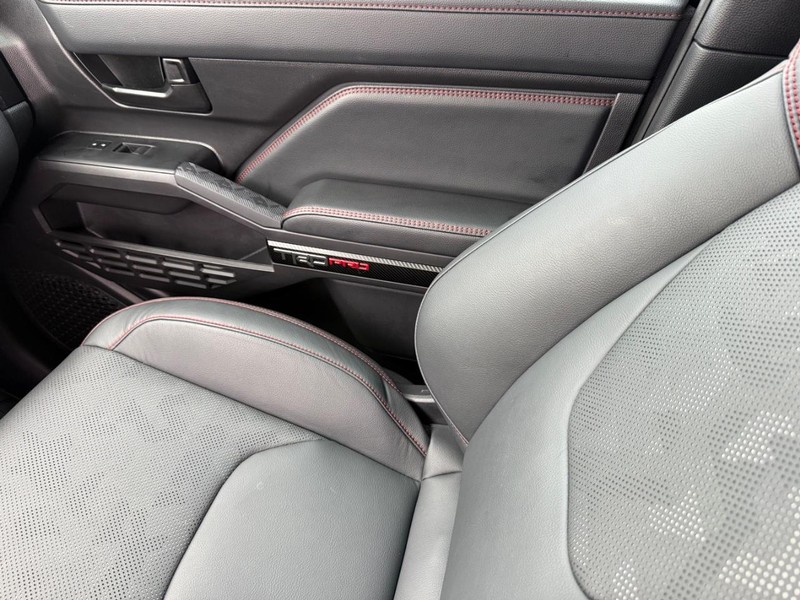 Toyota Tacoma 4WD Vehicle Full-screen Gallery Image 29