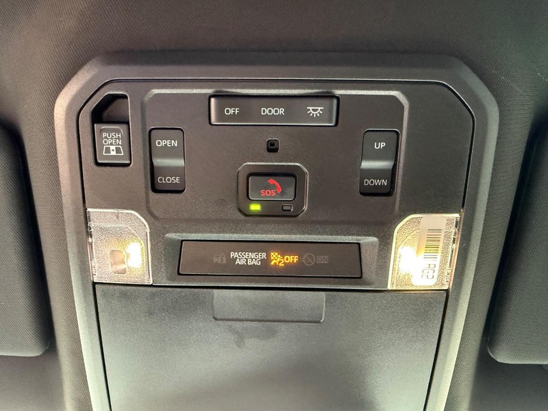 Toyota Tacoma 4WD Vehicle Full-screen Gallery Image 30