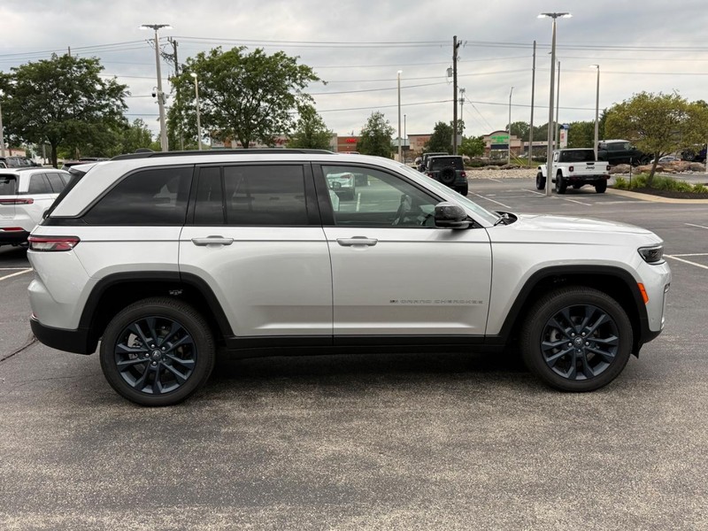 Jeep Grand Cherokee Vehicle Full-screen Gallery Image 2