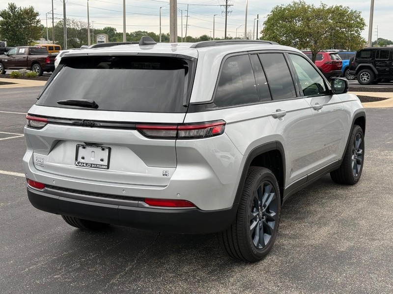 Jeep Grand Cherokee Vehicle Full-screen Gallery Image 3