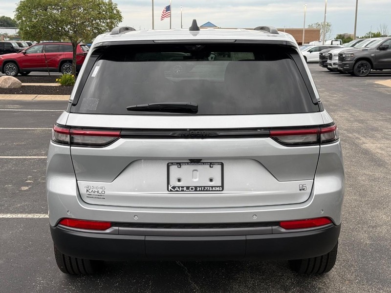 Jeep Grand Cherokee Vehicle Full-screen Gallery Image 4