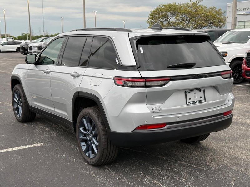 Jeep Grand Cherokee Vehicle Full-screen Gallery Image 5