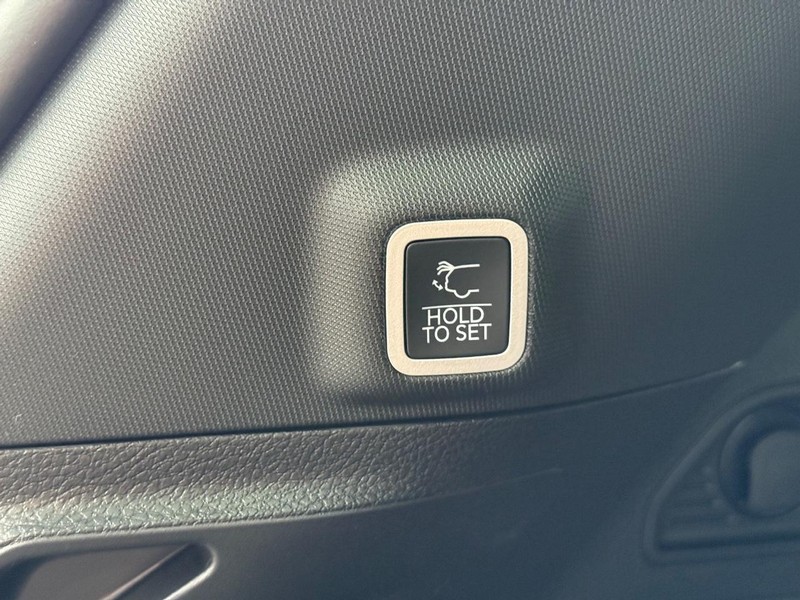 Jeep Grand Cherokee Vehicle Full-screen Gallery Image 8